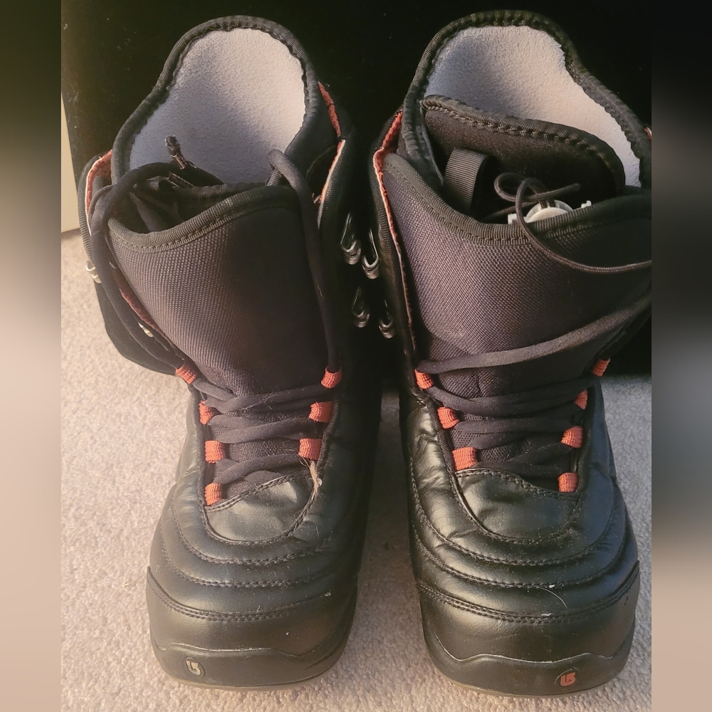 Burton grom snowboarding boot youth size 5